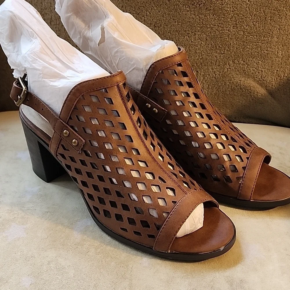 EASY STREET SANDALS Size 8.5